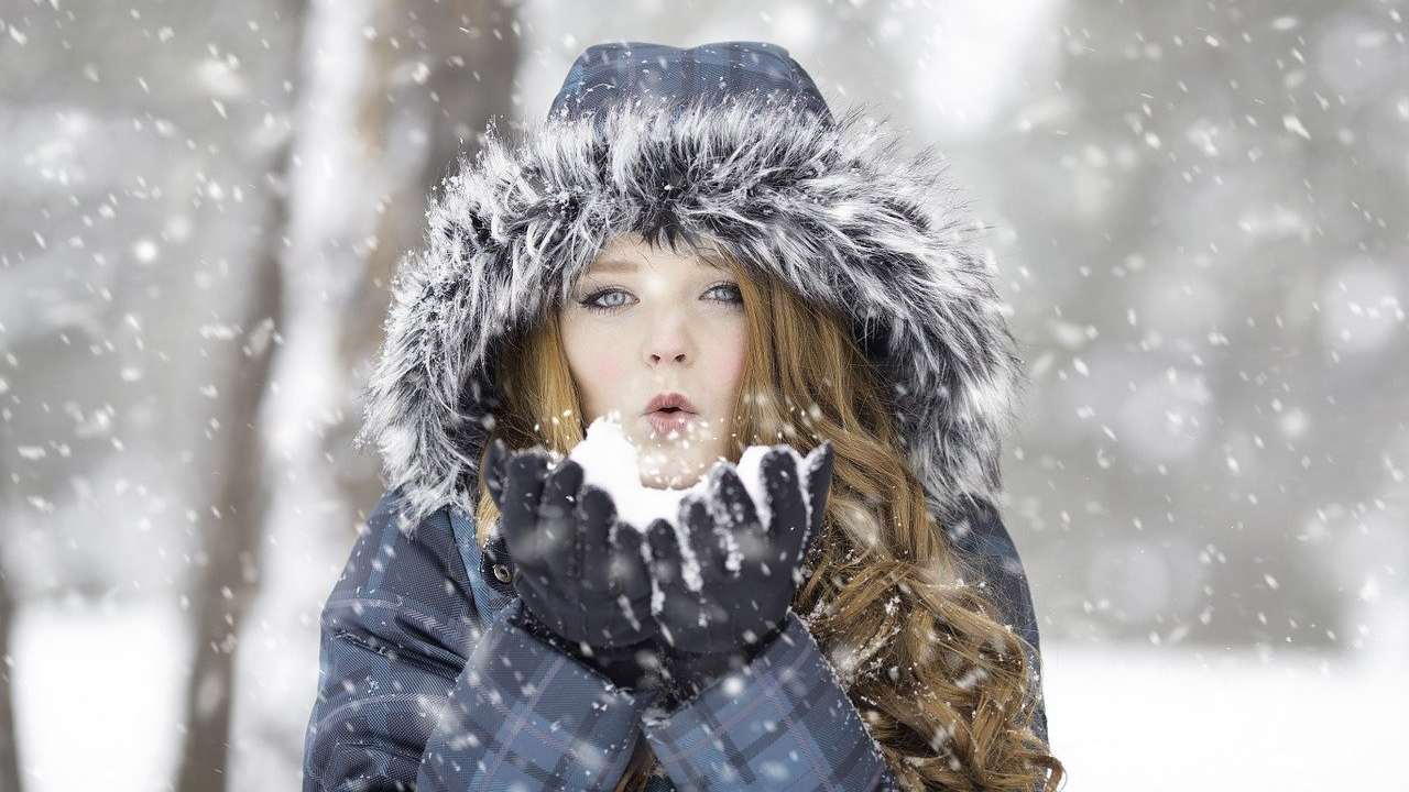 Donna con la neve (Pixabay)