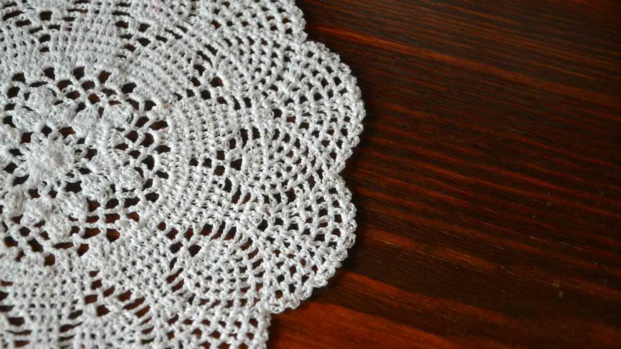 Il centrino della nonna si trasforma in lampade e arredi di design esclusivo