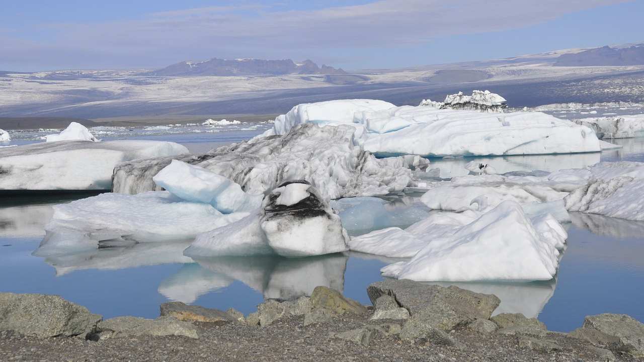 Il ghiaccio perenne si sta sciogliendo e ne resta sempre meno