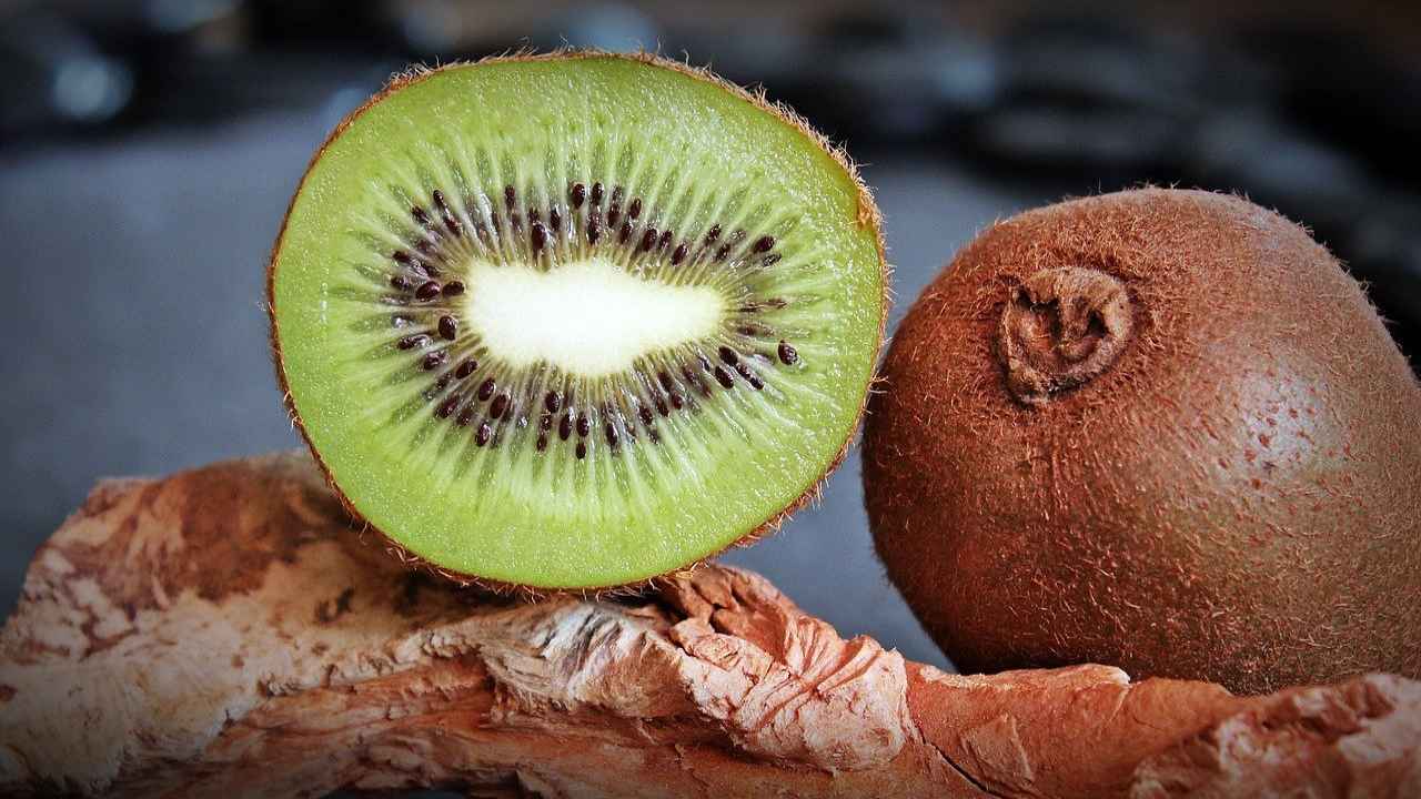 Kiwi, il frutto eccezionale che rafforza il sistema immunitario