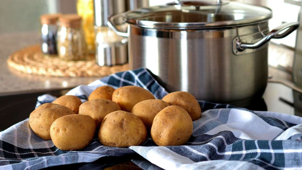 I trucchi per pulire casa con le patate