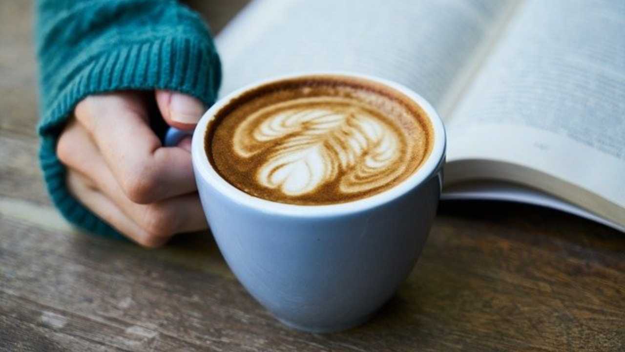 Caffè macchiato in tazza azzurra