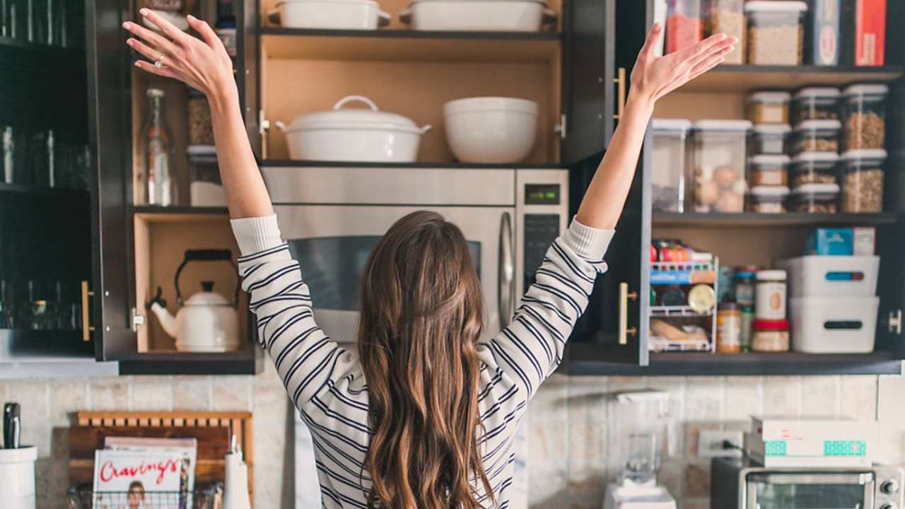 Donna in cucina