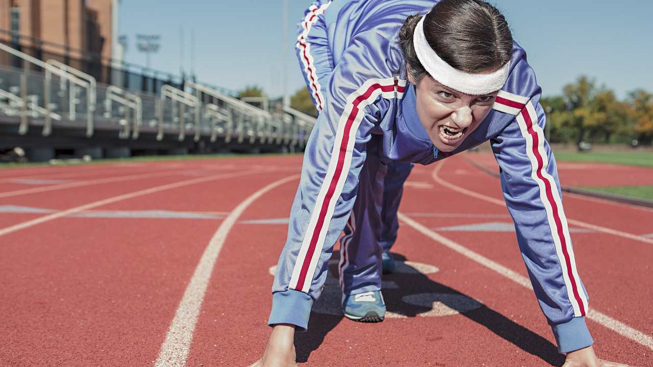 Donna pronta per correre ed essere al top