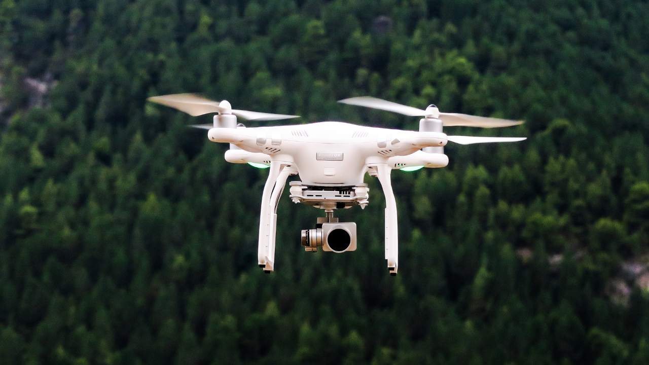 Drone che pianta alberi