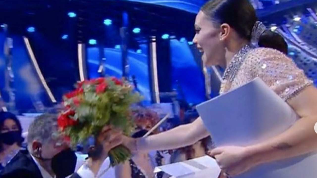 Sanremo 2022, Francesca Michielin da i fiori al primo violino