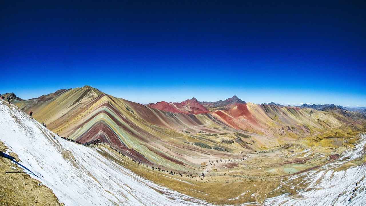 la montagna dai sette colori, scalarla equivale a immergersi in un arcobaleno