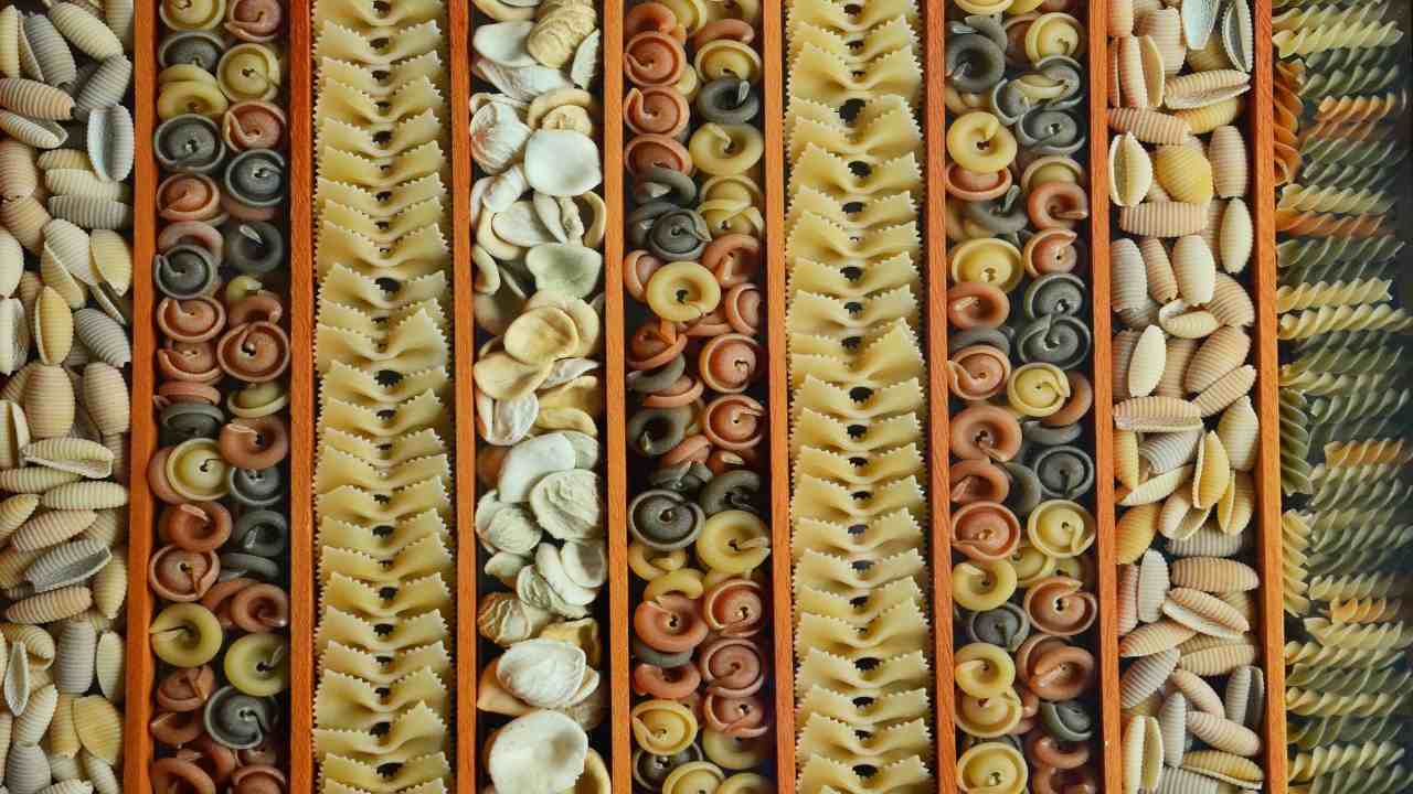 Pasta colorata riciclo pasta scaduta