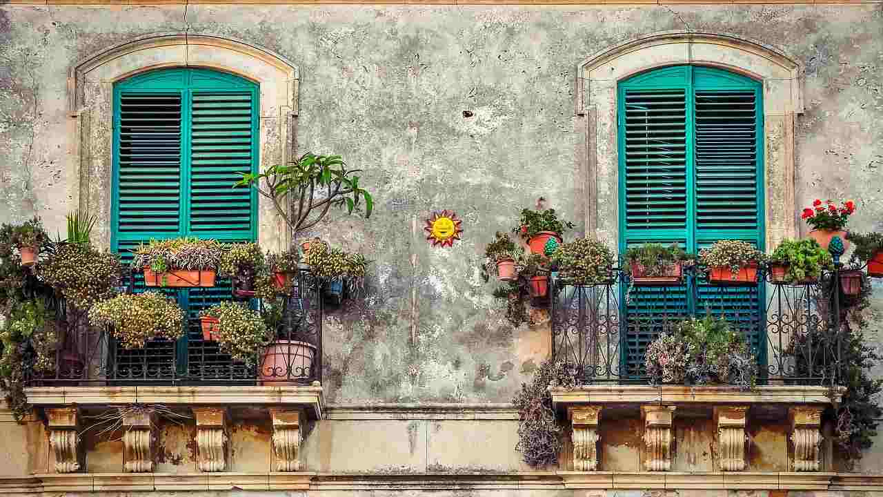 Balcone con piante mantenerlo pulito