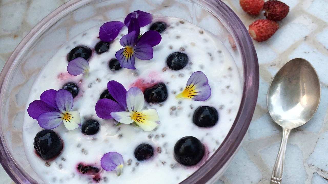 Colazione con fiori commestibili