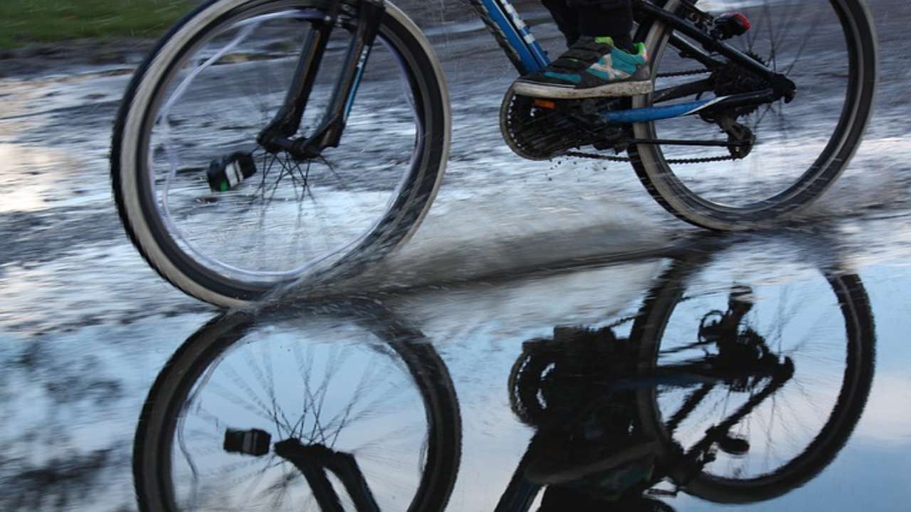 pedalare sotto la pioggia