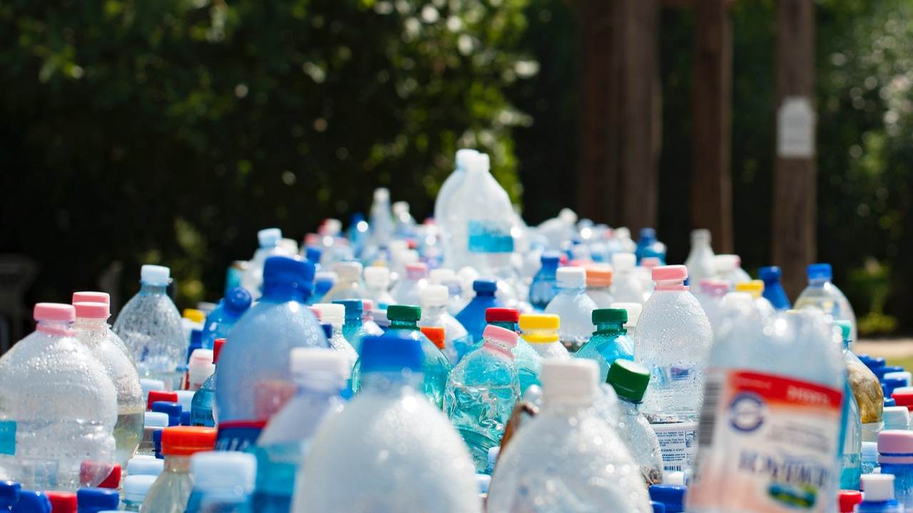 montagna di bottiglie di plastica consigli ridurre spreco