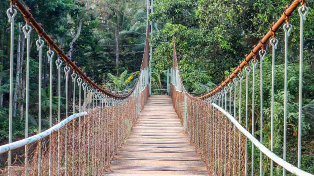 Ponte tibetano Italia sopeso