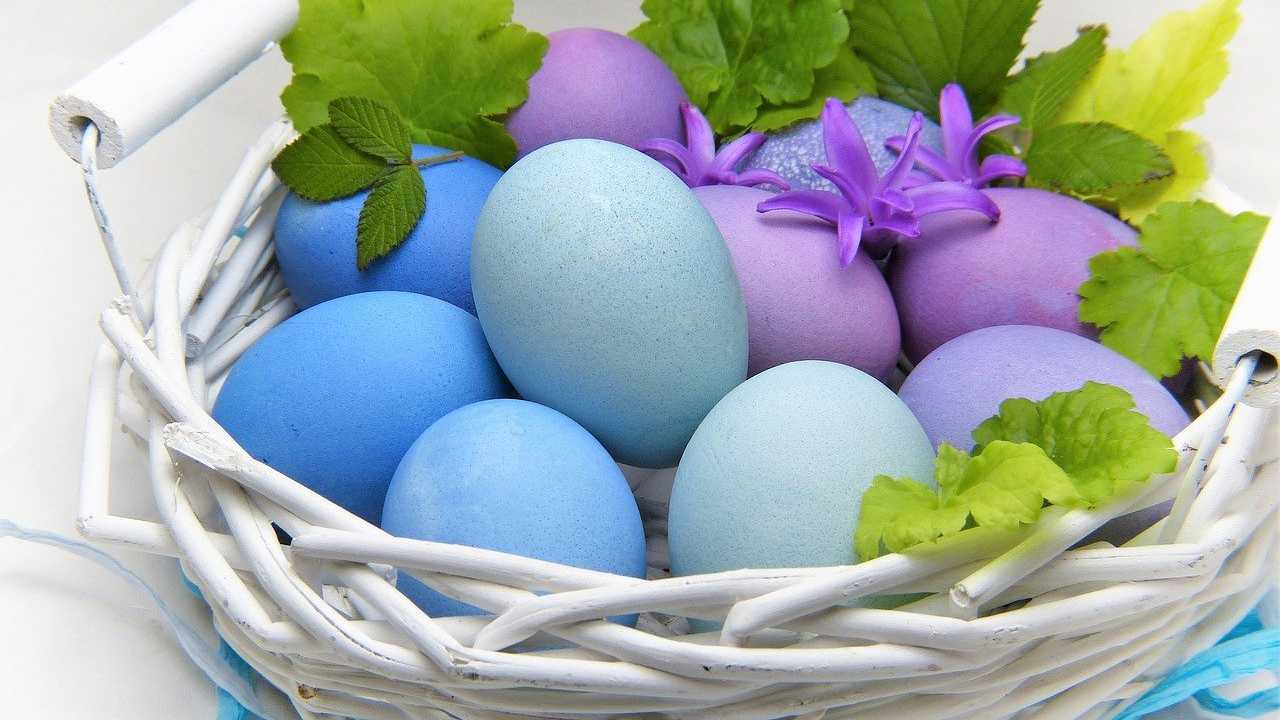 dipingere uova Pasqua modo naturale