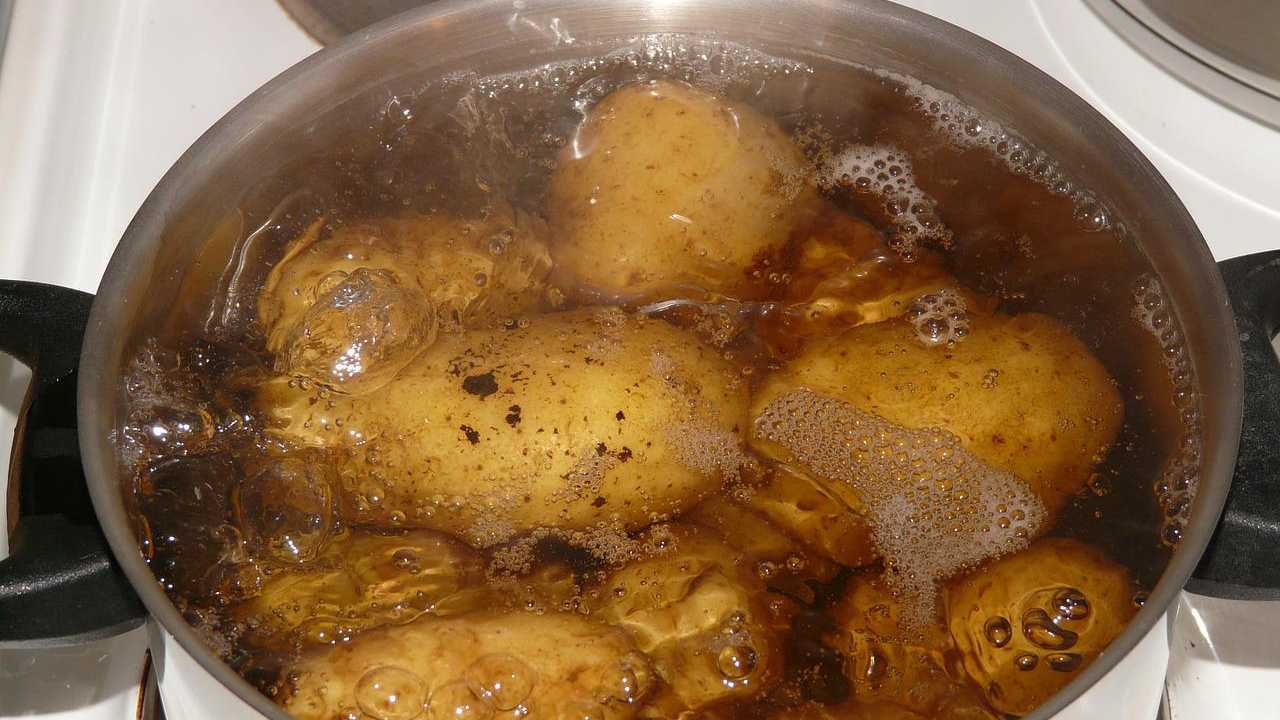 acqua patate pentola rimedi