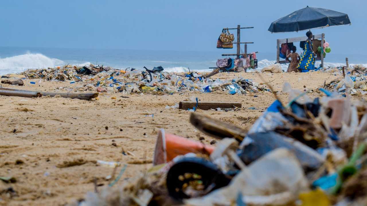 Plastica spiaggia enzima