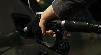 Fare carburante con il motore acceso: che succede se lo fai? Scopriamolo subito