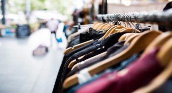 Guardaroba: quanto costano davvero i tuoi vestiti? Industria dell’abbigliamento e sostenibilità a confronto