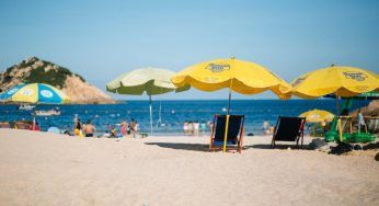 Ombrelloni e sdraio sulla spiaggia libera, perché è illegale farlo: non ci hai mai pensato