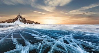 Bolle di ghiaccio, risalgono dai fondali dei laghi. Lo spettacolo mozza il fiato