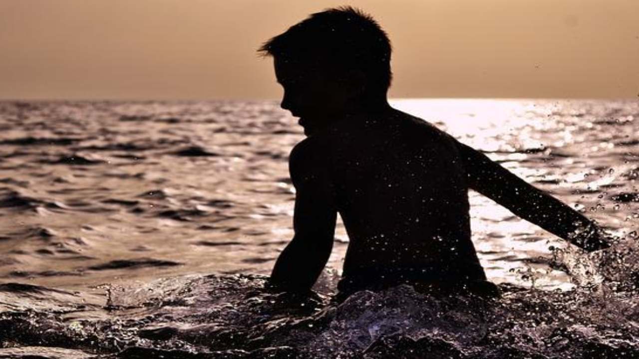 fare la pipì in mare è ecosostenibile