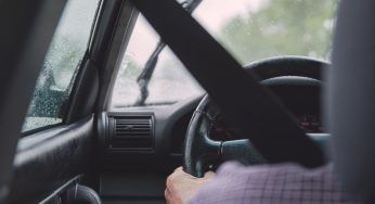 Consumo di carburante, poggi i piedi sul tappetino? È questo il vero problema