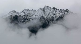 Ghiacciaio sospeso, è crollato un pezzo: la causa riguarda le temperature