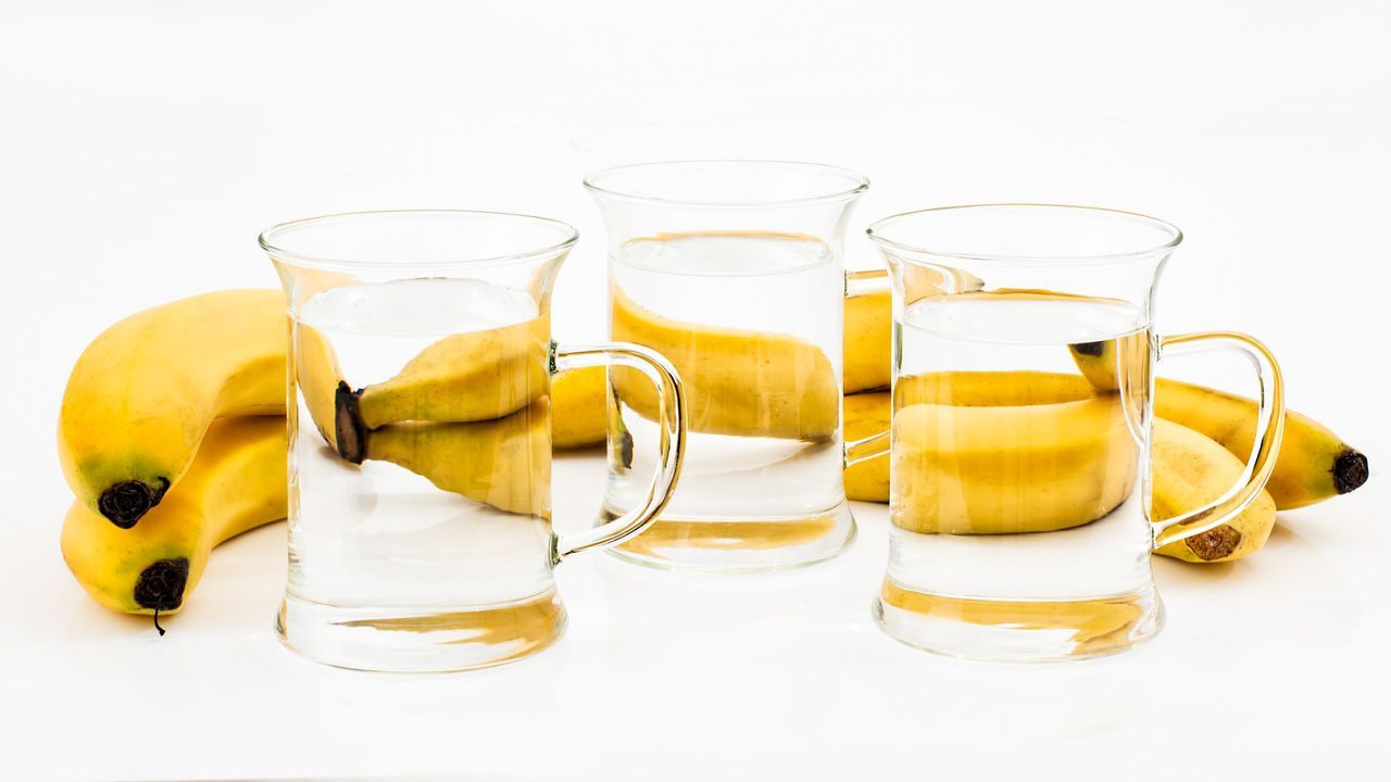 bicchieri acqua banana