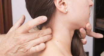 Cervicale infiammata, lo fai da una vita e devi smettere: occhio a questo particolare