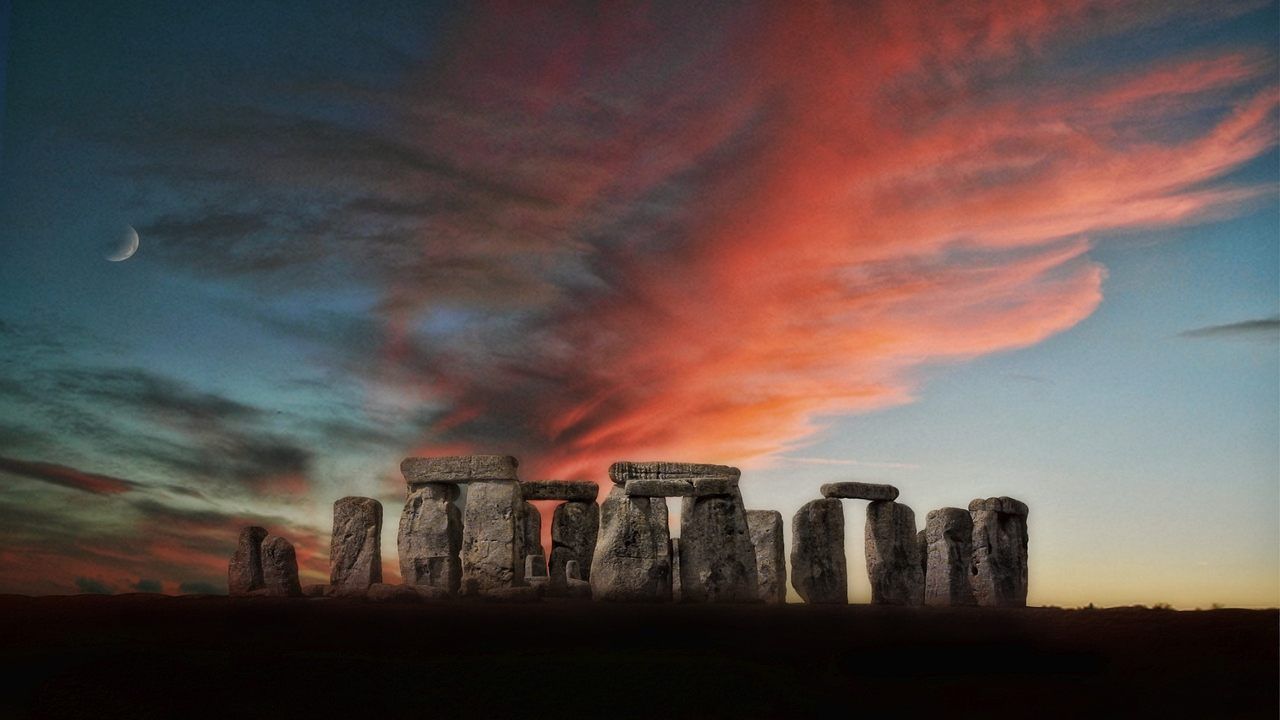 Stonehenge mistero tramonto