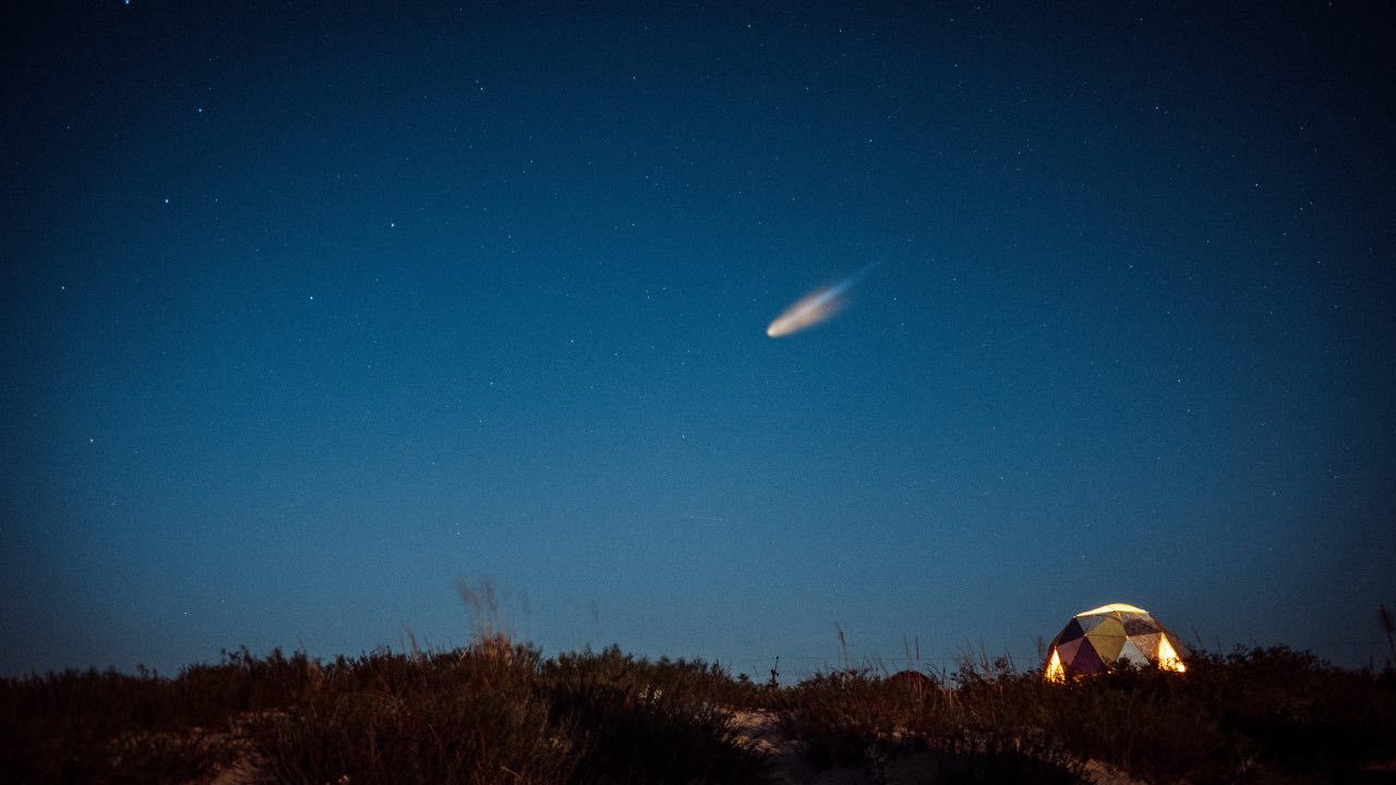 meteorite cielo esplosione