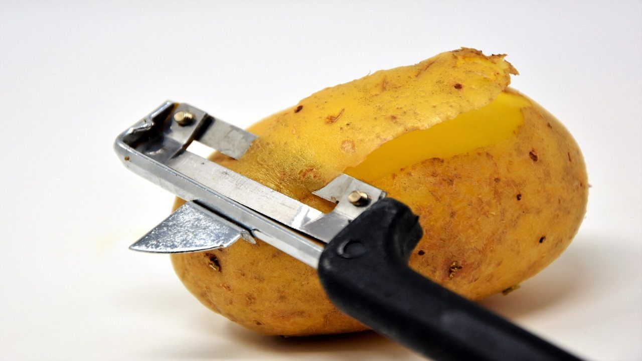 non buttare le bucce di patate: scopri come utilizzarle al meglio