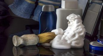 Sta spopolando sul web: prova il trucco della schiuma da barba per una casa splendente