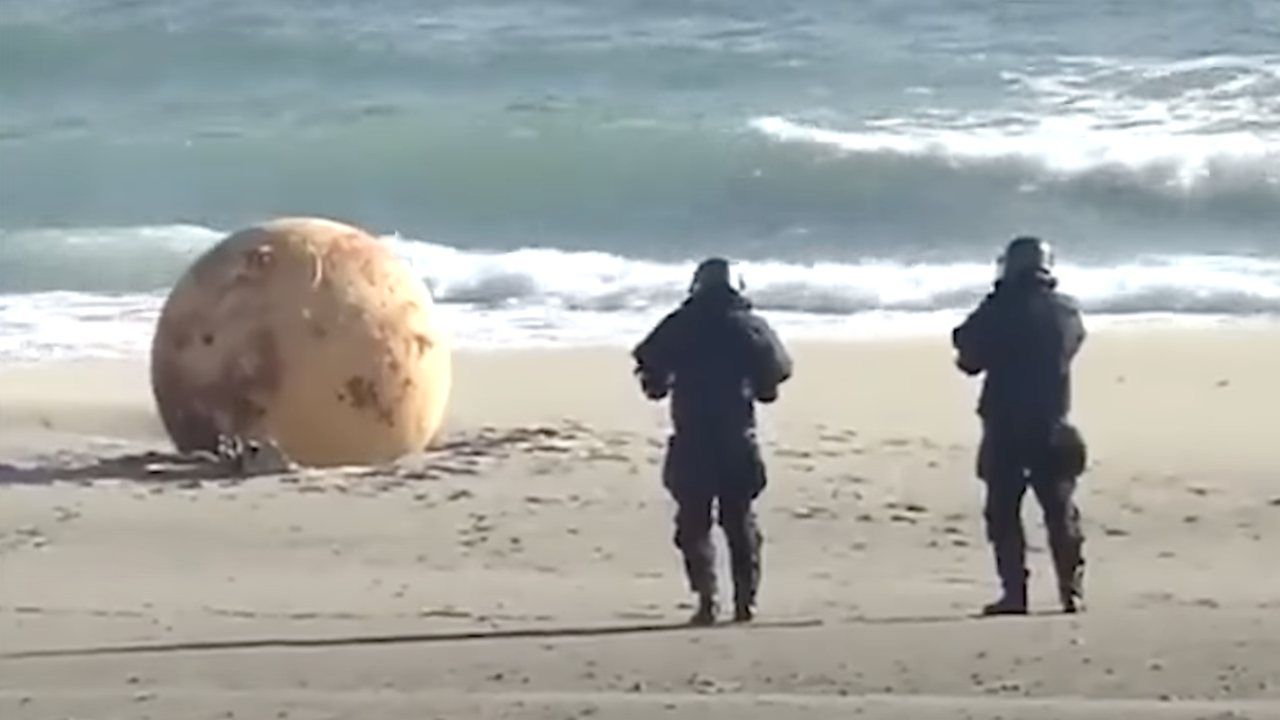 sfera metallo spiaggia