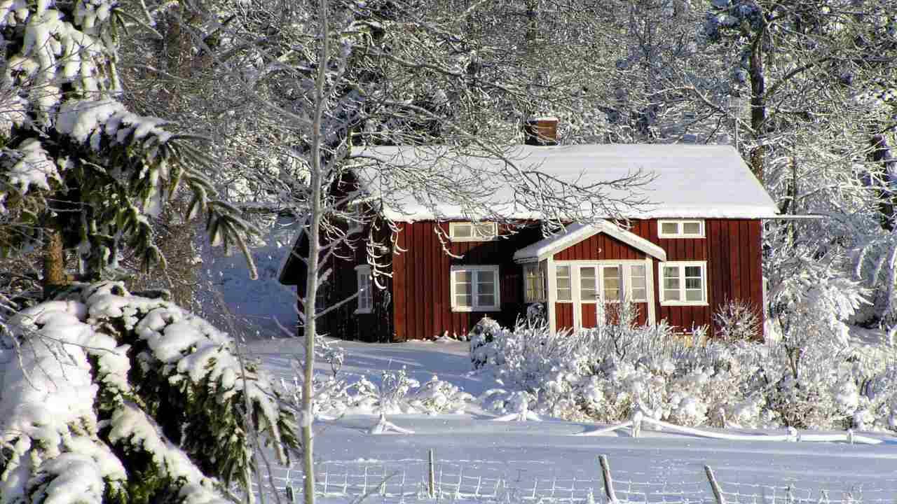 montagna neve casa