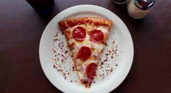 Pizza caldissima: abbandona il forno, puoi farlo così