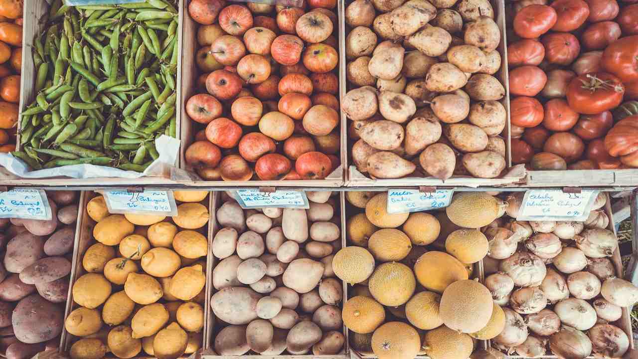 il metodo della nonna per disinfettare dai pesticidi frutta e verdura