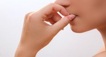 Ti rosicchi le unghie? Come smettere con facili rimedi