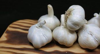 Sbucciare velocemente l’aglio, con il trucco degli chef ci riuscirai