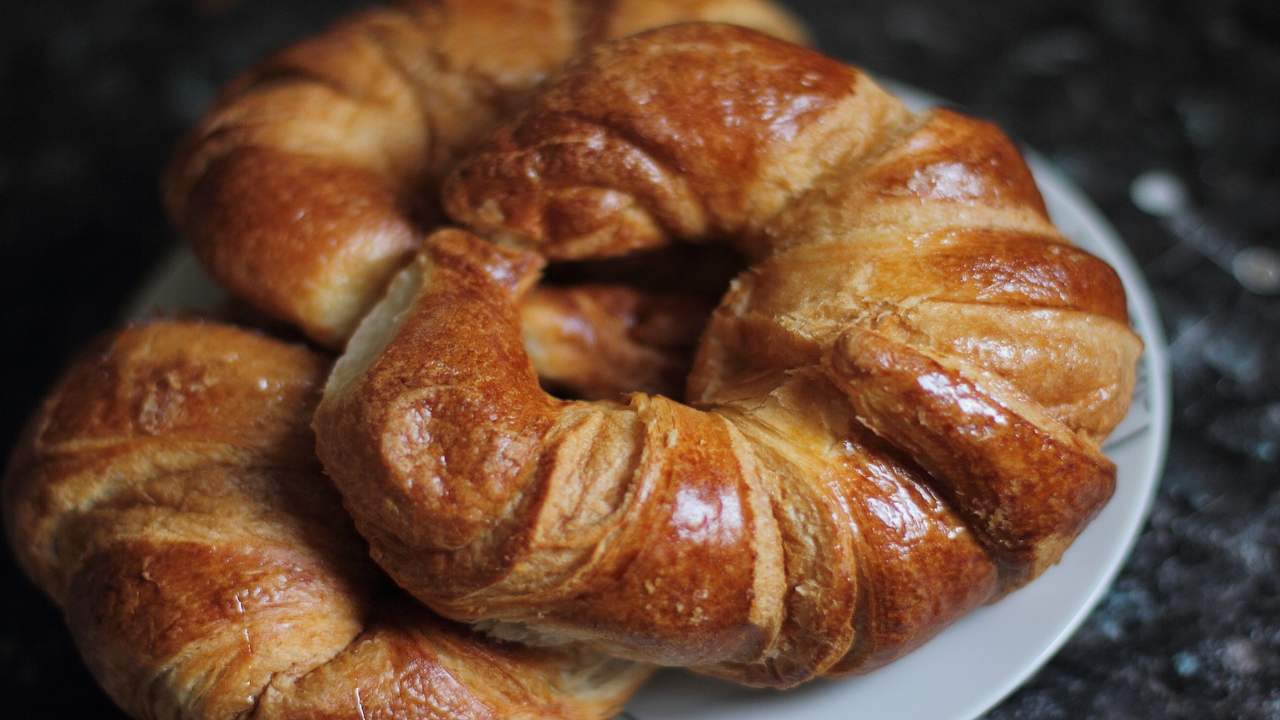 rivoluzione della colazione: cornetti con farina di grillo