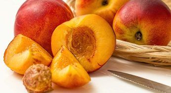 Scegliere le pesche, i consigli dell’esperto per mangiare quelle più buone e succose