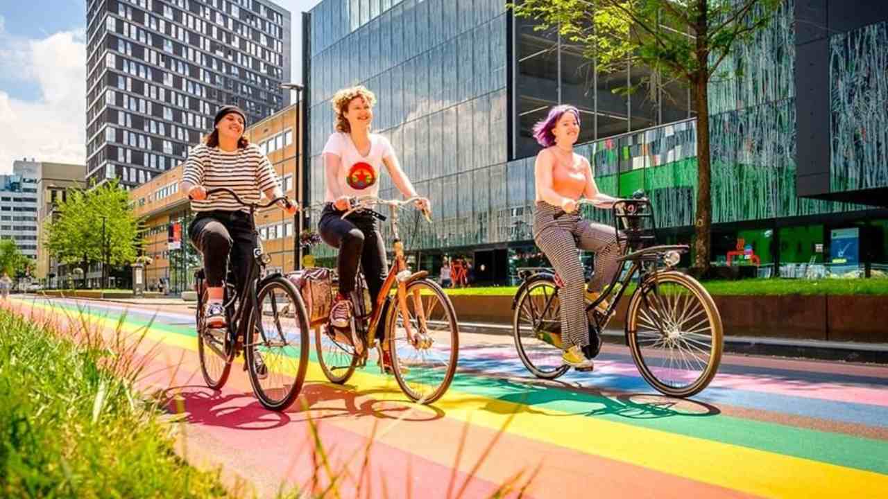 Pista ciclabile arcobaleno dove è