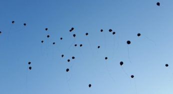 5000 palloncini lanciati al funerale di Berlusconi, dilaga l’inquinamento e l’indignazione