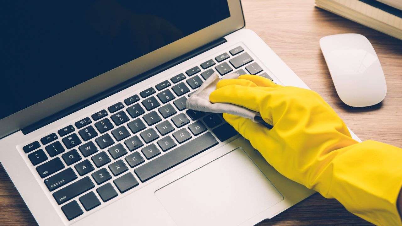 Come disinfettare tastiera e schermo del pc da batteri e germi