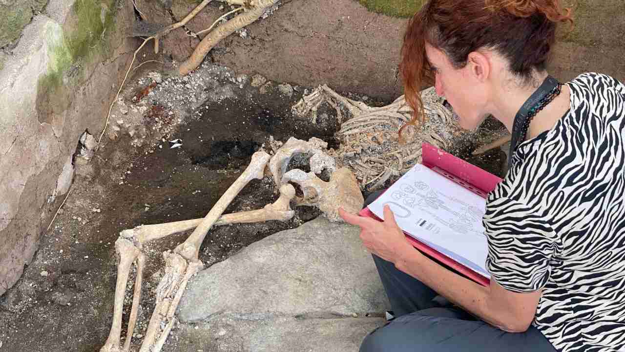 Scavi pompei 2 donne bambino