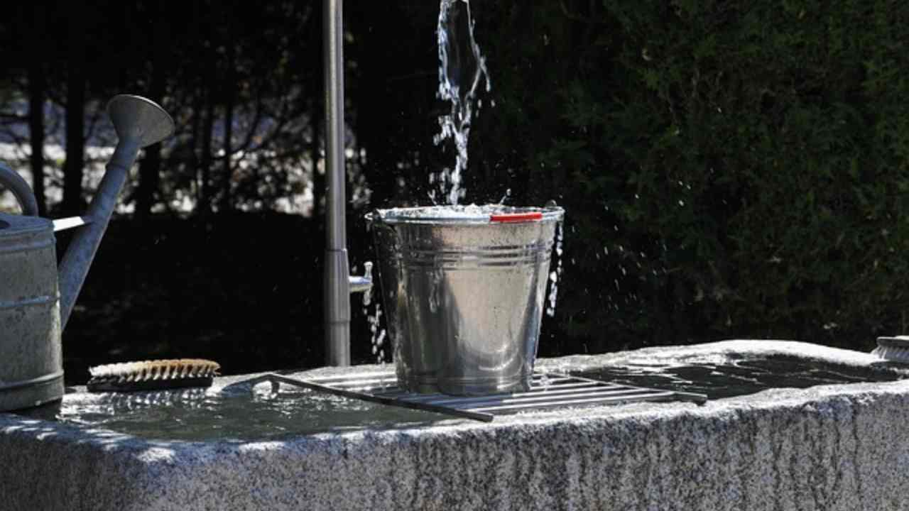 Versare l'acqua nei giardini vicini: cosa dice la legge