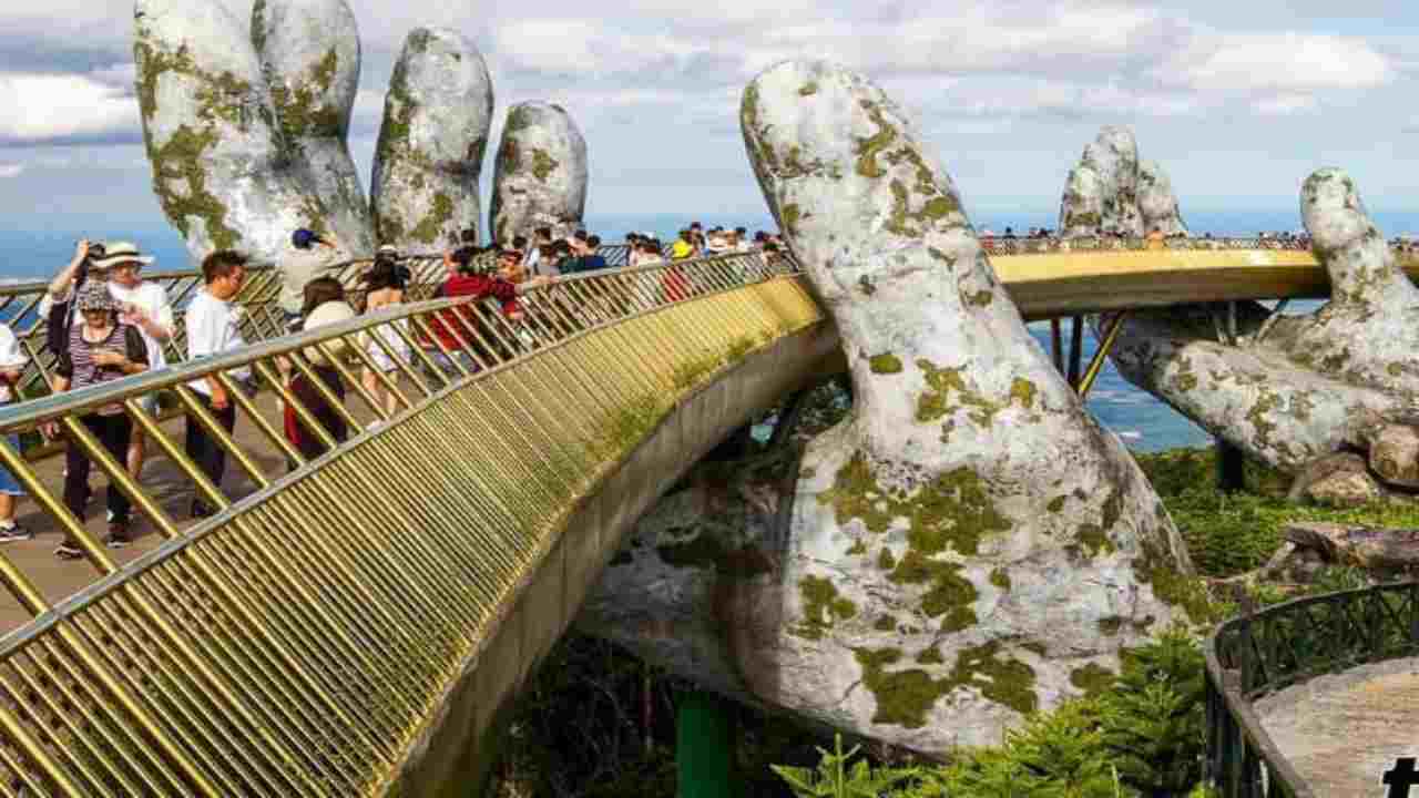 Il ponte sorretto da enormi mani di pietra