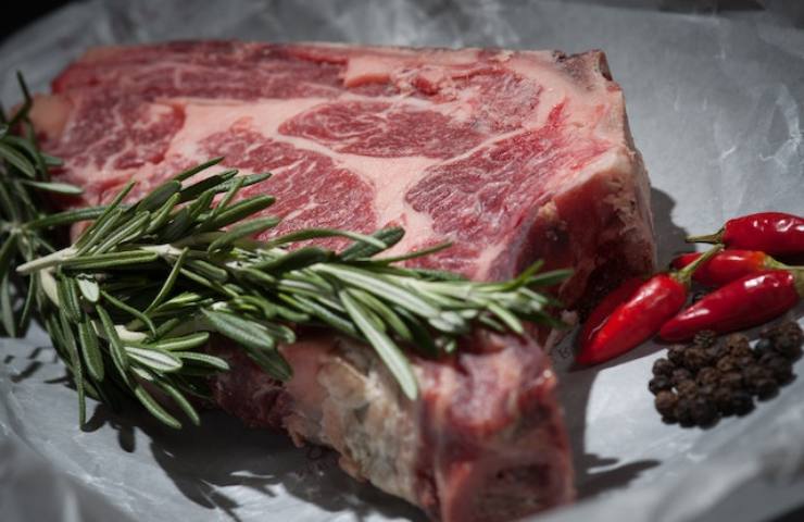 Carne da laboratorio, il Senato ne vieta la produzione in Italia