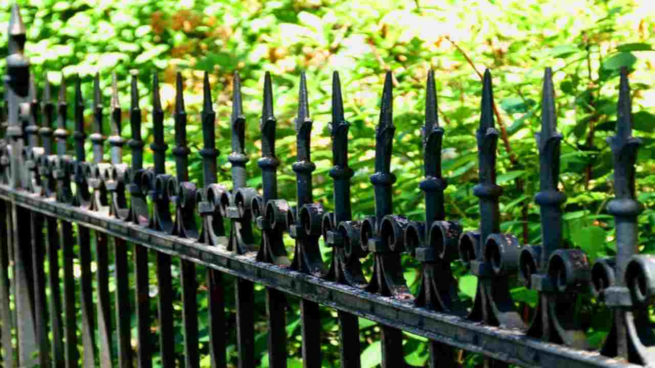 Recintare il giardino con una rete metallica