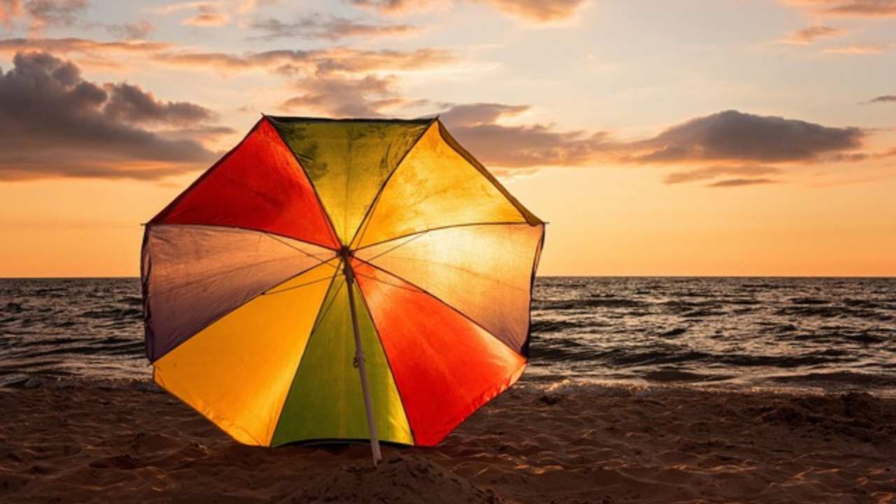 ombrellone lasciato spiaggia